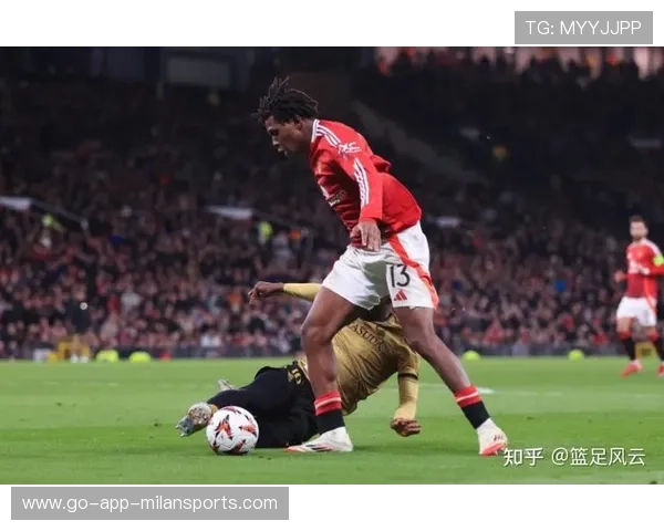 英超焦点战：曼联逆转范佩西带队，争冠激烈争夺！，范佩西曼联首球